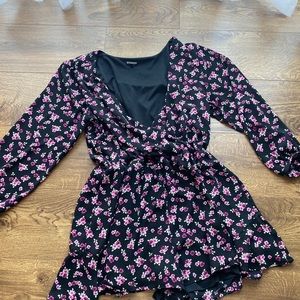 Floral romper with pockets from express like new.